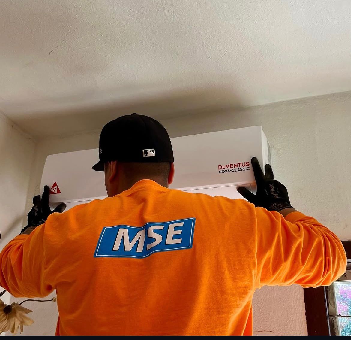 Técnico MSE instalando mini split